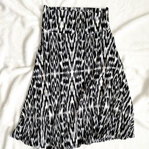 Lularoe knee length gray and black animal print patterned skirt